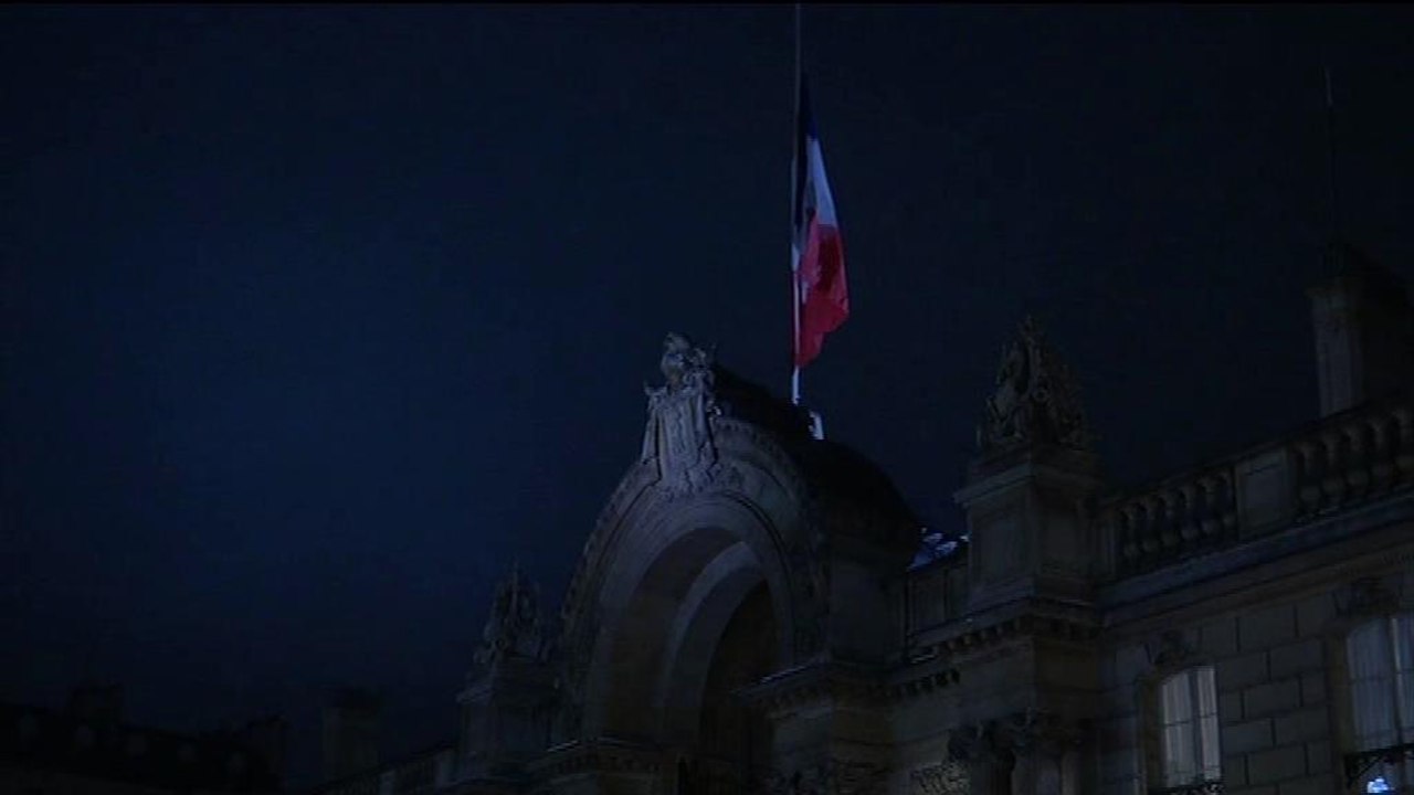 Les drapeaux de l'Elysée mis en berne pour Charlie Hebdo