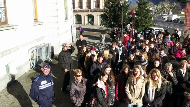 Rassemblement devant la mairie d'Albertville en hommage à Charlie Hebdo