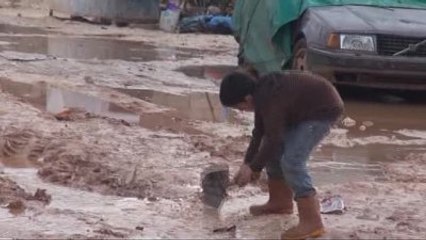 Türkiye Sınırına Yakın Bölgelerdeki Suriyelilerin Soğukla Mücadelesi