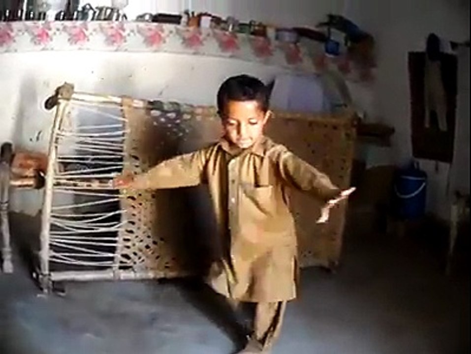 Amazing Dance by a kid on Imran Khan song