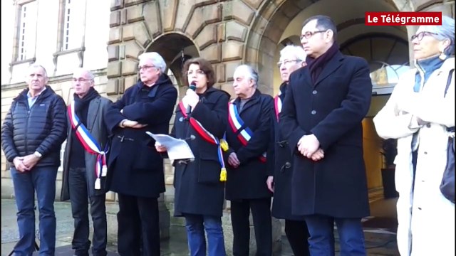 Morlaix. 600 lycéens et autres Charlies sur le parvis de la mairie