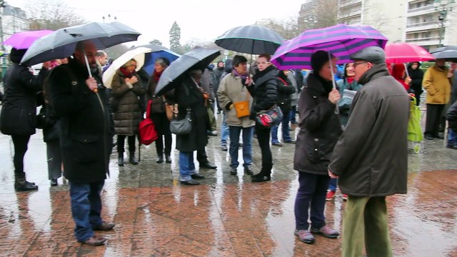 A Vincennes nous sommes tous Charlie Minute de silence à la Mairie de Vincennes avec les Vincennois et les élus