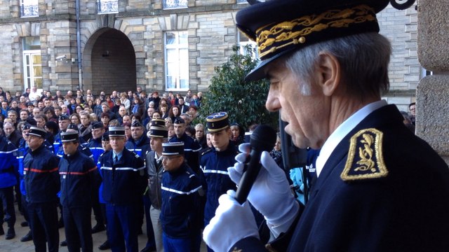 Hommage à la préfecture du Morbihan après l'attentat de Charlie Hebdo