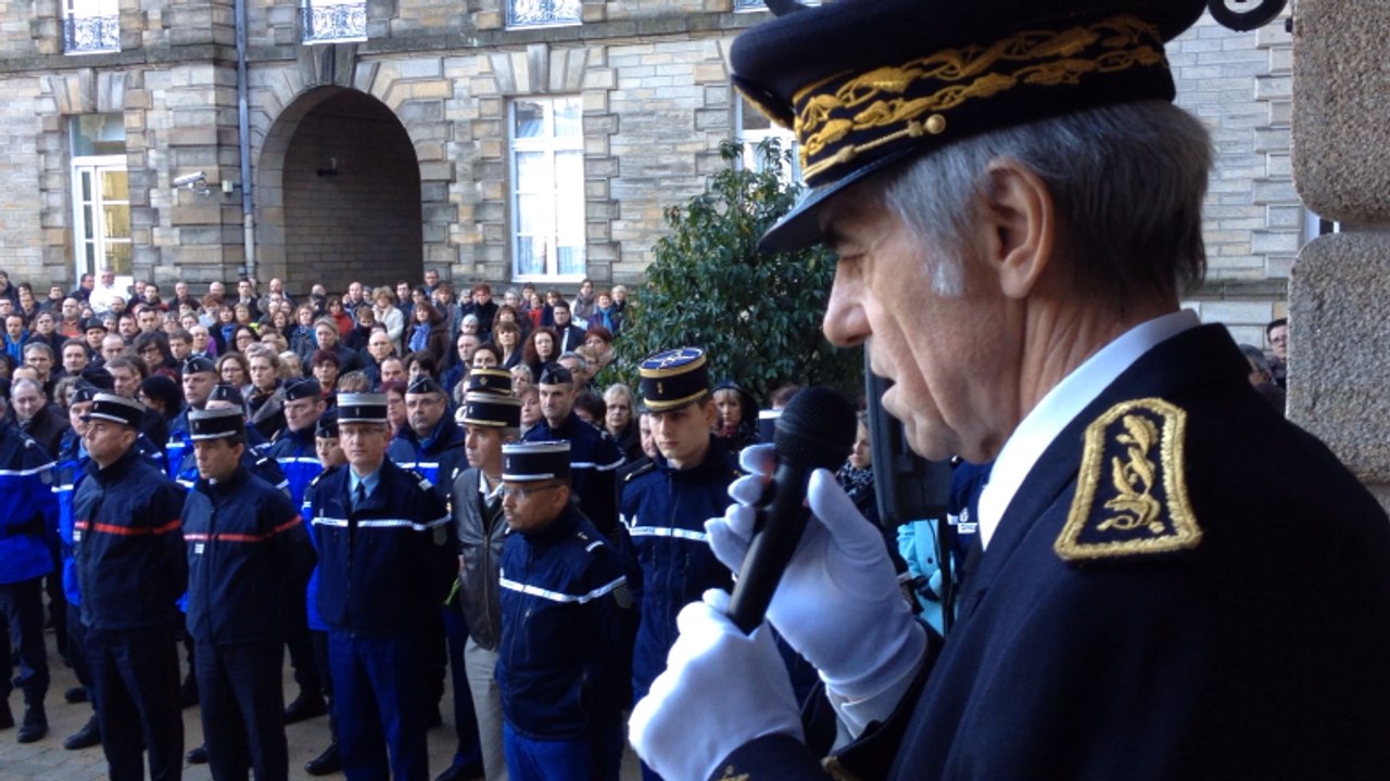Hommage à la préfecture du Morbihan après l'att...