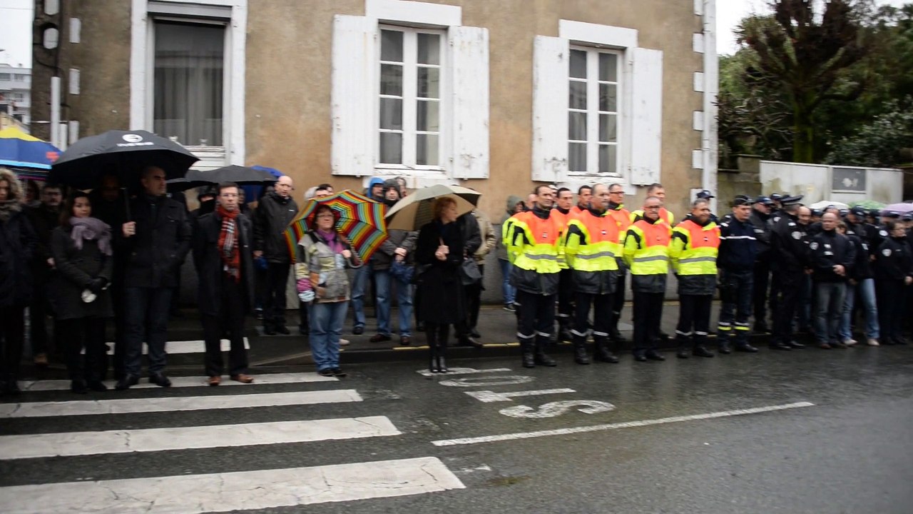 Hommage devant le commissariat aux victimes de l'attentat de Charlie Hebdo