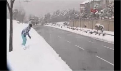 Kaldırımda snowboard keyfi