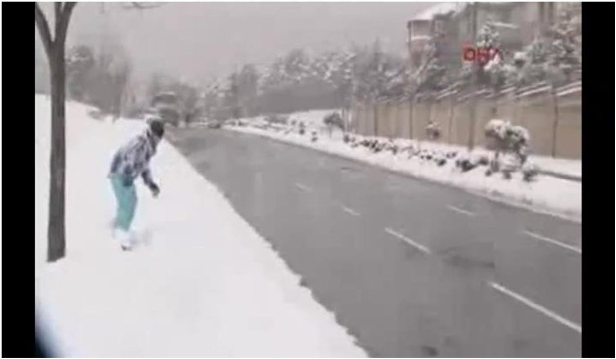 Kaldırımda snowboard keyfi