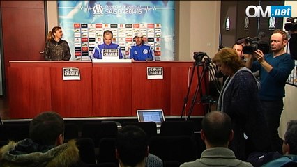 Une Minute d'Hommage Avant la Conférence de Bielsa ⚽