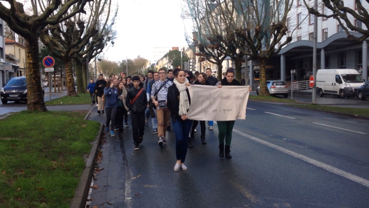 Les lycéens défilent dans les rues du centre-ville