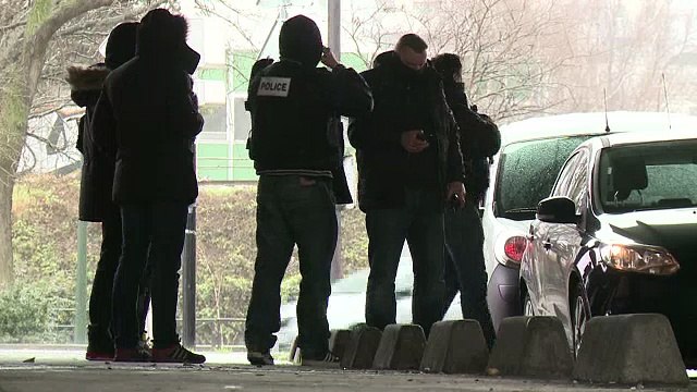 Hombre con chaleco antibalas mata a policía en París