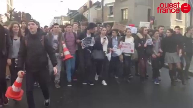 Charlie Hebdo : des lycéens défilent à Rennes