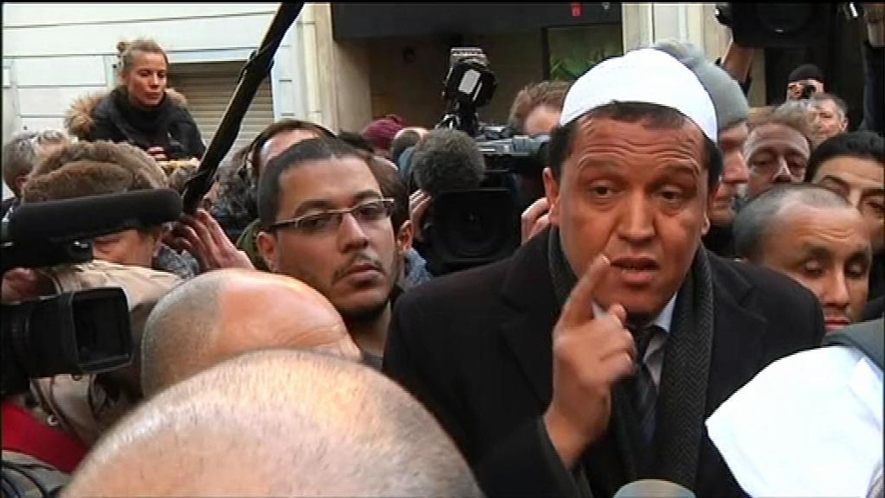 Recueillement et révolte de l'imam de Drancy devant le siège de Charlie Hebdo