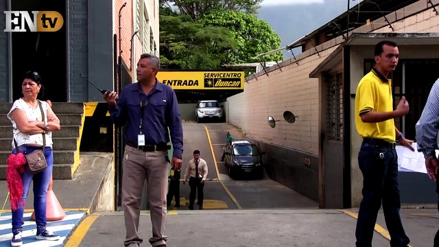 Colas continúan interminables para compradores de baterías