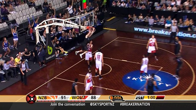 Sweet alley-oop dunk from Abercrombie