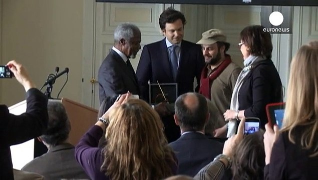 رسامو كاريكاتيرمبدعون رغم الخطر الذي يحيط بحياتهم