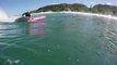 Un surfeur passe d'une planche à l'autre en prenant une grosse vague : Pipeline Board Transfer