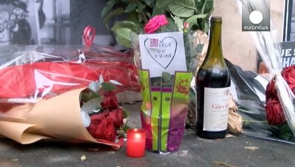 Émotion, hommage et recueillement au siège de Charlie Hebdo