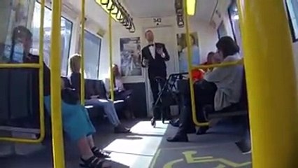 أجواء احتفالية داخل قطار لنشر السعادة