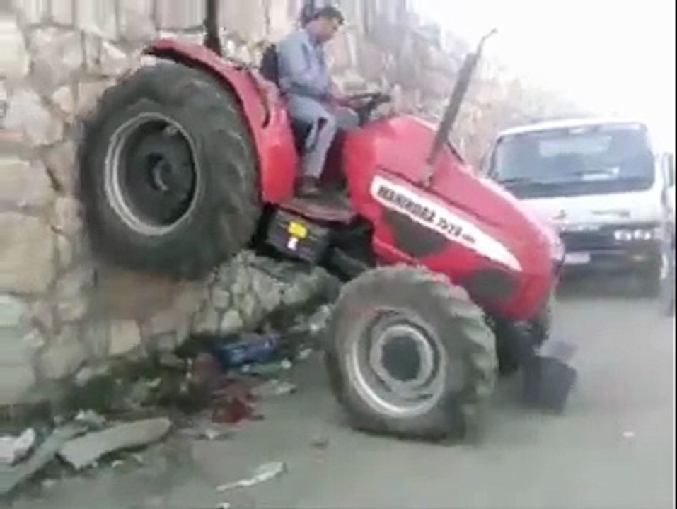 Düz duvara tırmanan traktör. Çok acayip