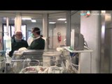 Napoli - Alla Terapia Intensiva Neonatale arriva la befana (05.01.15)