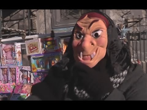 Napoli - La Befana con la crisi (05.01.15)