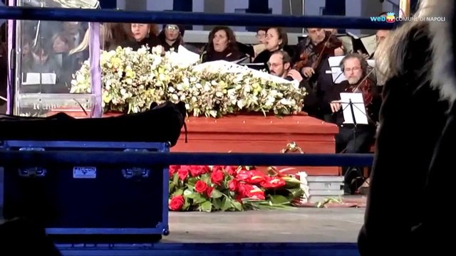 Napoli - La città si stringe intorno a Pino Daniele (08.01.15)