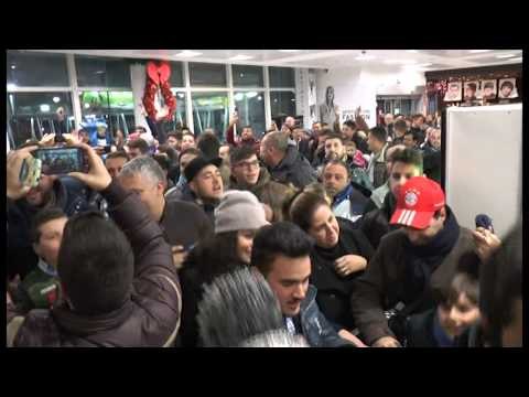 Napoli - Ressa per l'arrivo di Gabbiadini. 1000tifosi ma la security lo porta via (04.01.15)