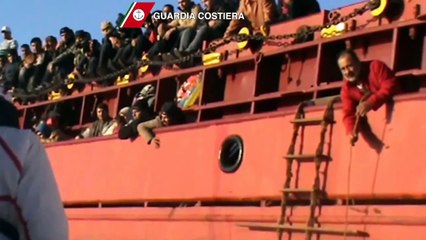 Download Video: Guardia Costiera - Sbarco di immigrati (03.01.15)