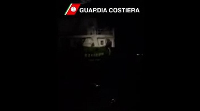 Corigliano Calabro (CS) - Nave Mercantile Ezadeen con 450 Profughi (02.01.15)