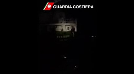 Corigliano Calabro (CS) - Nave Mercantile Ezadeen con 450 Profughi (02.01.15)
