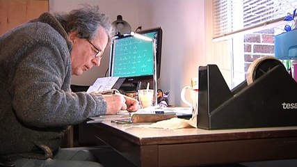 Cartoonist Kees Willemen reageert met opgestoken middelvinger - RTV Noord