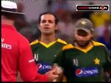 Shahid Afridi ball tampering bitng the ball In Cricket