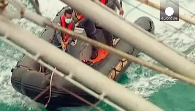 Detectadas señales de la caja negra del avión estrellado de Air Asia