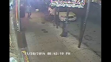 Une femme poignarde au hasard les gens dans la rue ! WTF !!