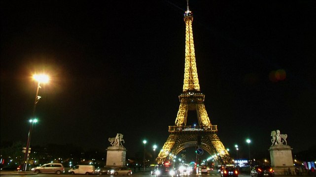La Tour Eiffel éteinte en hommage aux victimes de Charlie