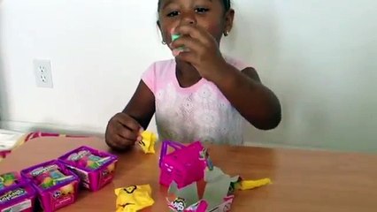 Hazel opens shopkins series 2 blind baskets