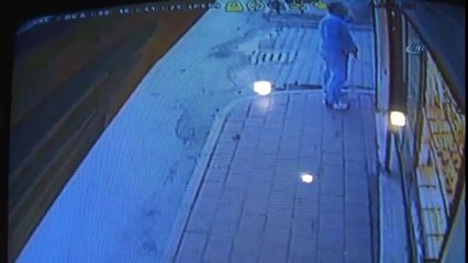 Kuyumcu soyguncuları silahla kovaladı