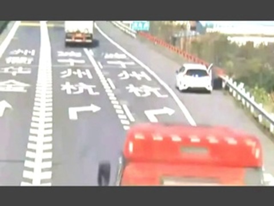 Il s’arrête sur le bord de la route, mais ce qui arrive lui fera regretter son geste!