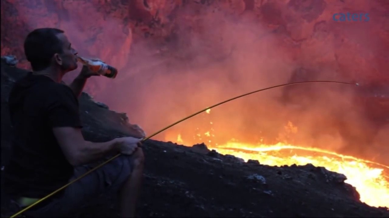 Une bonne bière et un Marshmallow au dessus d'un volcan en activité! Mieux que le barbecue!