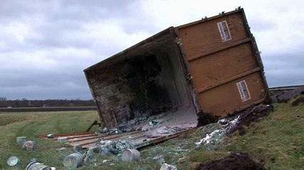 Aanhanger kantelt door harde wind - RTV Noord