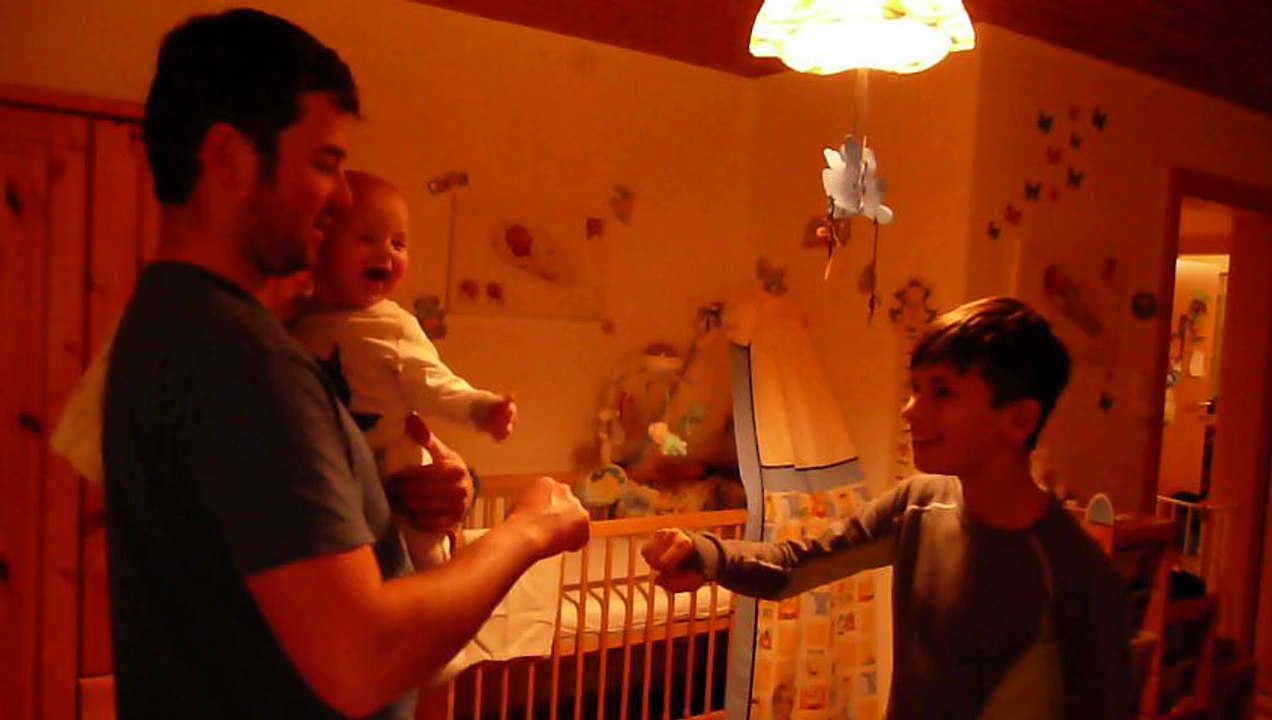 Wie bringe ich mein Baby zum Lachen?