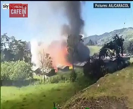 Une usine de feux d'artifice explose et fait voltiger le caméraman !