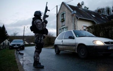 Fransa'da Canlı Yayında Terörist Avı! Polis Saldırganları Kuşattı