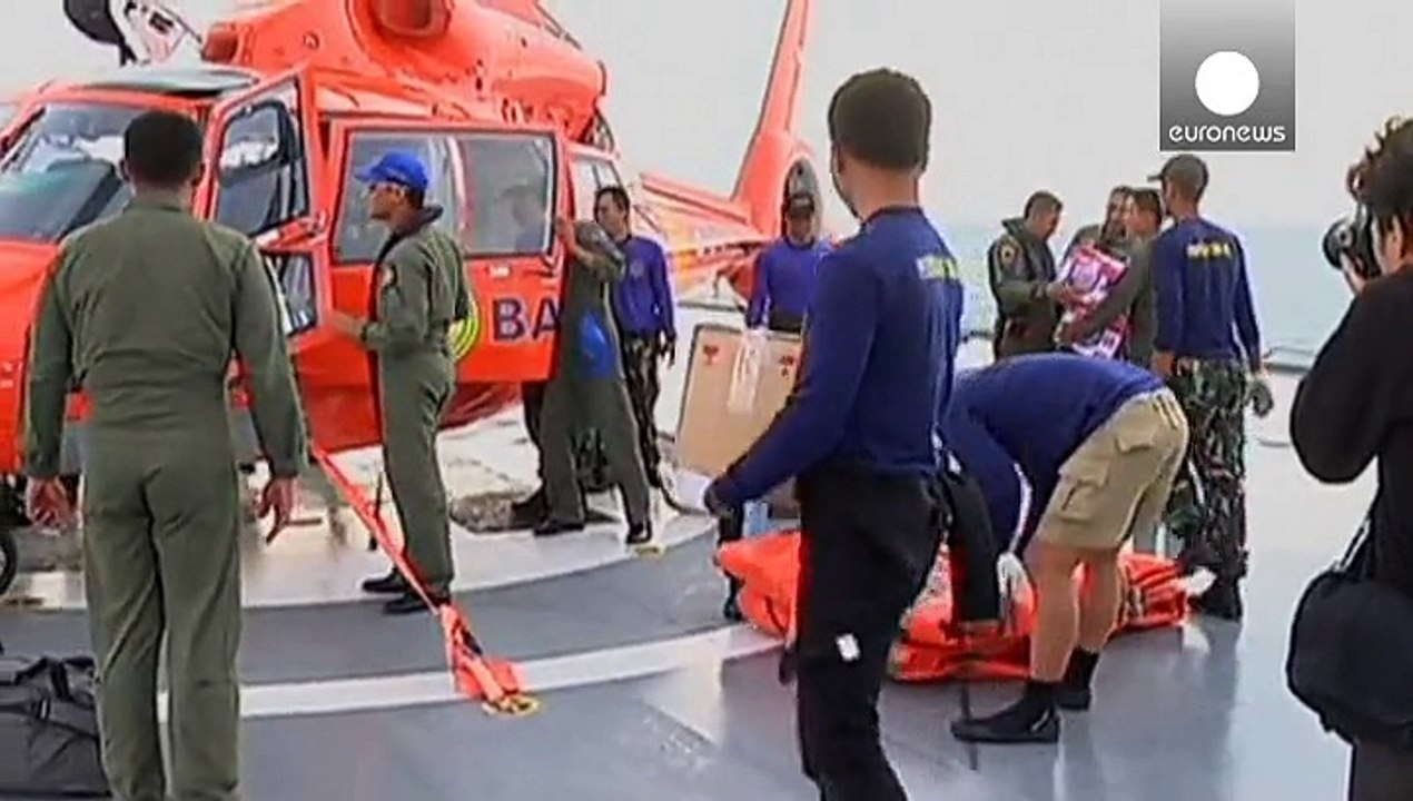 Bergung des Hecks der AirAsia Maschine im Gange