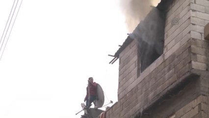 Yaktığı Evin Çatısında Mahsur Kaldı