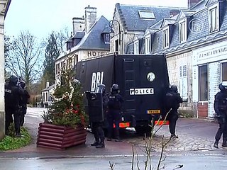 Полиция Франции проводит рейды в поисках стрелков