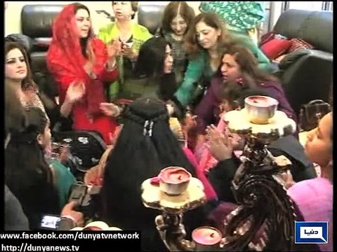 Dunya News - People danced, distributed sweets to celebrate Kaptaan's nuptial knot