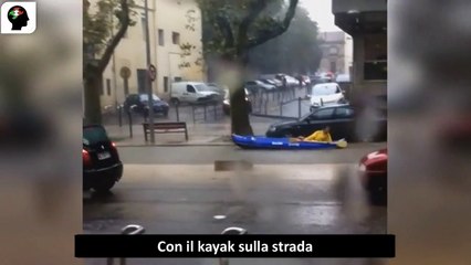 Con il kayak sulla strada