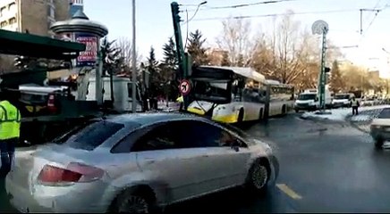 Konya'da otobüs, tramvayın elektrik direğine çarptı