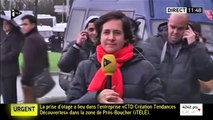 Gestes surréalistes derrière une journaliste lors de la prise d'otage à Vincennes